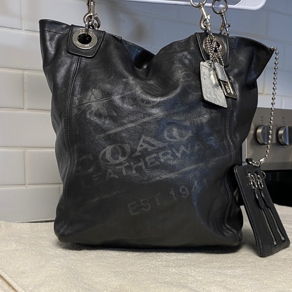 Coach Handbags - Coach Alex Op Art Print shoulder bag with matching wristlet